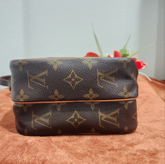 Authentic Louis Vuitton Amazone Crossbody bag - Picture 5 of 12